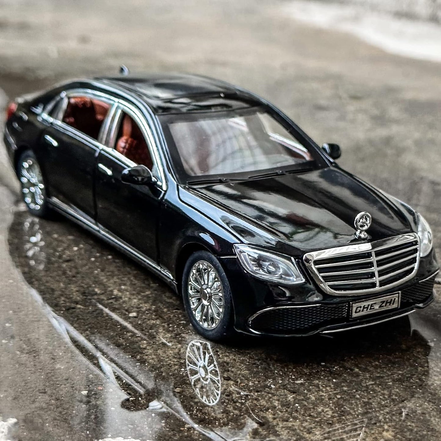 Mercedes Benz 300 EL 1:24 Diecast Scale Model Car