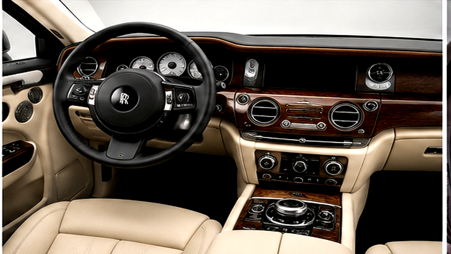 Rolls Royce Phantom Maroon 1:24 Diecast Scale Model Car
